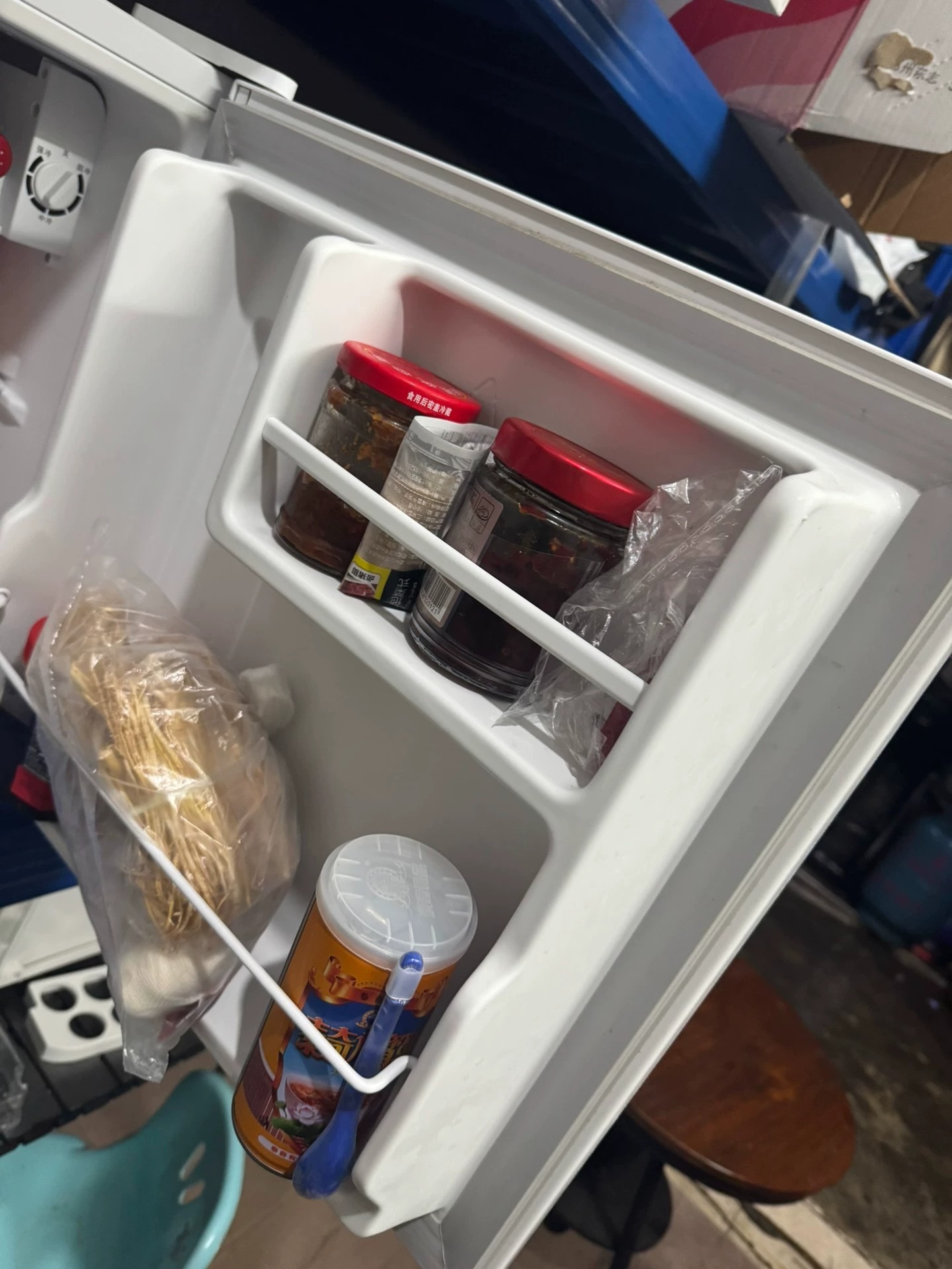 闲置出一个宿舍用小冰箱mini型，个人用很适合，出租房用也很好美的品牌，型号bc-45M 原价好像五百多，现在200出没任何问题，二手物品图一有几个小点磕碰仔细